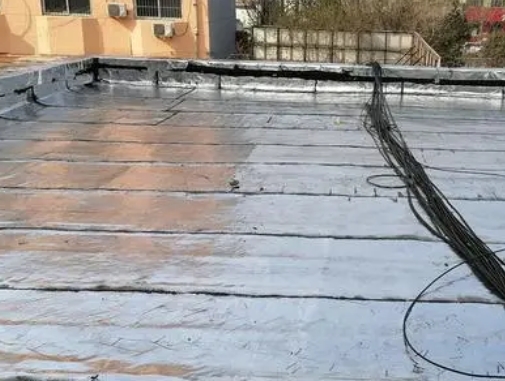灵宝卫生间漏水维修公司分享下灵宝屋面楼顶防水刚性防水层施工要点。